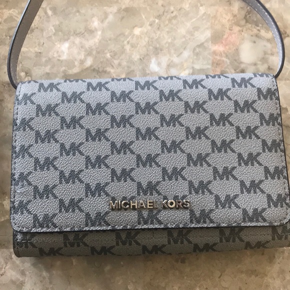 Michael Kors Handbags - NWOT Michael Kors Signature Print Crossbody Purse
